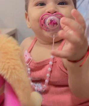 Bebê sorrindo com chupeta